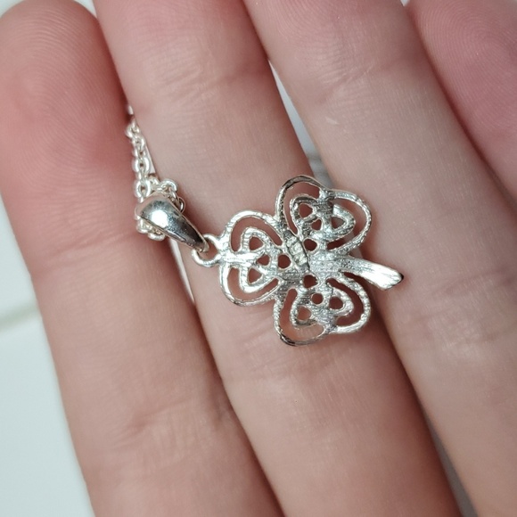 Saint Patricks day lucky clover necklace ~ 16 inches made by Avon 2010 - Picture 3 of 8